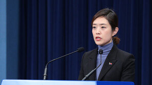 靑, 조국·조현옥 인사검증 책임론에…“자리 내던지는 게 능사냐”