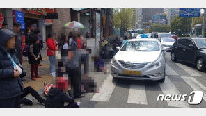 택시가 오토바이 추돌 후 횡단보도 보행자 덮쳐…6명 부상