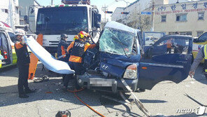 교차로서 신호위반 1톤 포터·11톤 트럭 충돌…3명 부상