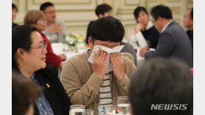 文대통령 만나 눈물 쏟은 청년단체 대표…무슨 일?
