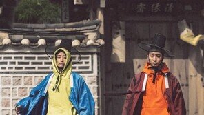 조선시대 ‘도포’에 나이키·아디다스 융합 신발까지…패션업계 ‘만우절’ 이벤트