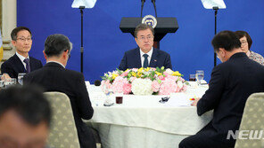 ‘내우외환’ 속 국정 동력 흔들…시민사회에 손 내민 文대통령