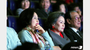 김정숙 여사, 치매 소재 영화 ‘로망’ 관람…“공포 아닌 평범함으로”