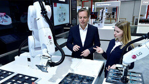 스마트폰 부품 옮기는 LG 산업용 지능 로봇