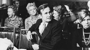 “바버라 여사, 부시 바람피워 자살까지 생각”