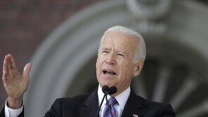 “바이든이 부적절한 신체 접촉”…두 번째 피해여성 등장