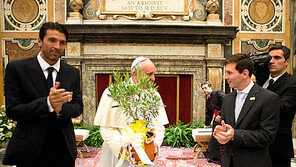 “메시를 신이라고 하면 신성모독?” 교황의 답변은…