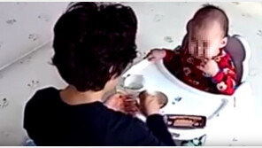 [영상] “발로 차고 따귀 때리고…정부 아이돌보미, 14개월 아기 학대”