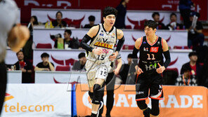 “너 진짜 잘했어” 양홍석 끌어안은 김종규