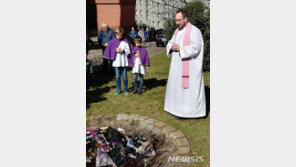 “불경한 마법!”…‘해리포터’ 불태운 폴란드 사제들