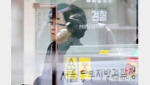 ‘환경부 의혹’ 김은경, 5시간만에 귀가…‘윗선’ 묻자 침묵