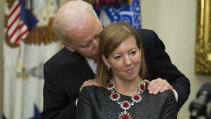 바이든 성추행 진실공방 가열…라이스 전 대사 “그럴 사람아냐”