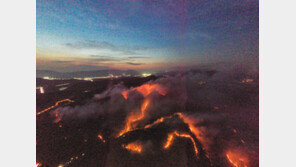 [청계천 옆 사진관]부산 해운대구 운봉산 화재, 어두워져 진화 ‘악전고투’