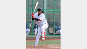 롯데 이대호, SK 박종훈에게 ‘몸에 밟힌 공’ 얻어 출루