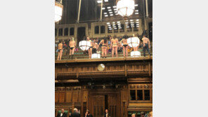 이 와중에… 英의회서 ‘기후변화 대책 촉구’ 누드시위