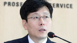 ‘김학의 수사’ 밤샘 연속…공소시효 우려에 속도 재촉