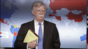 블룸버그 “볼턴, 트럼프 승인없이 대북제재 밀어붙여”