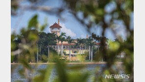 트렴프 별장 불법 침입한 중국인 여성 체포…악성코드 USB 등 소지 