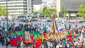 ‘오다·가다·쉬다’ 차없는 거리…대학로·강남으로 확대