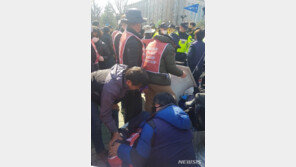 민노총·경찰, 국회 충돌…김명환 위원장 등 25명 연행