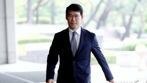 502호 재판장이었는데…같은 법정 피고인석 앉게 된 법관