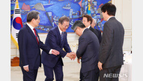 文대통령 “국민들 경제 가장 걱정…원로들이 계속 조언해달라”