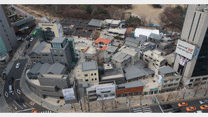 타임머신 탄듯, 흑백영화관에 ‘쥐약 벽보’까지… 서울 종로구 ‘돈의문 박물관마을’