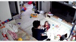 ‘14개월 영아학대’ 돌보미 구속영장 신청…“죄질 무거워”