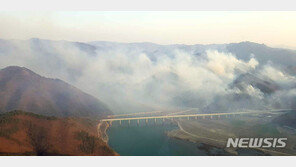 인제 산불 헬기 철수, 밤새 번질 듯…17가구 35명 부평초교 대피