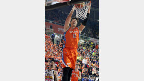 전자랜드의 4강 1차전 승리의 숨은 원동력 ‘7177명 관중’