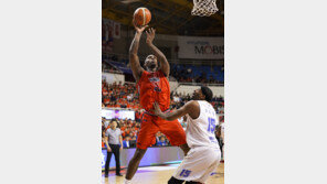 ‘봄 농구’ 21경기 연속 더블-더블 라건아의 지배력