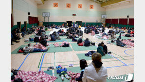 “맨발로 뛰어 나왔어요”…고성 주민 피난 가듯 대피