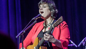 먹먹해서 우아한 목소리… ‘빌리 홀리데이’를 듣는 듯