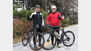 “평양까지 달려 보고 싶다”…대기업 총수와 ‘세시봉’ 막내 가수의 자전거 여행