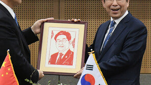 “어, 저는 박원순인데요…” 中 광둥성에서 이재명 초상화를 선물로?
