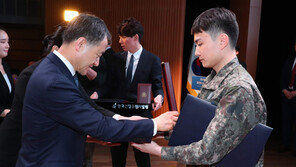 ‘숭고한 뜻 잊지 않아’…훈장 받은 남편에게 보내는 마지막 편지