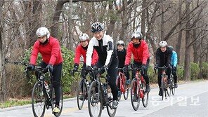 안장 위의 ‘두 청춘’ 버킷리스트는 “자전거 타고 평양까지”