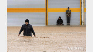 홍수로 70명 사망한 이란, 美 제재로 구호 못 받아
