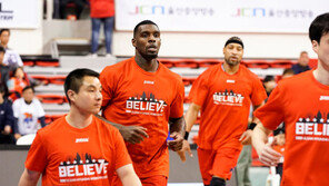 프로농구 플레이오프 진출 여섯 구단의 코트 밖 응원 티셔츠 열전