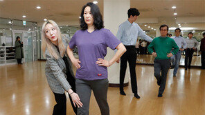 “원 투 스리 포…” 런웨이 워킹 꿈꾸는 6070, 송파구 시니어모델 강좌 가보니