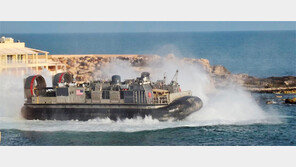 리비아 반군, 트리폴리 외곽 전투기 공습… 사실상 내전 상황