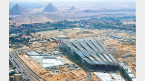 거대한 유리 피라미드 속엔 소년왕 투탕카멘의 숨결이…