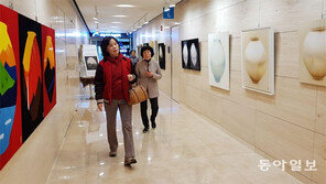 예술의 향기가 넘치는 병원 복도