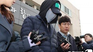 ‘대마 구입·흡연’ SK창업주 장손, 검찰 송치…얼굴 가린 채 ‘묵묵부답’