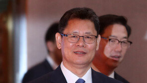 김연철 장관 첫 출근 “현안문제 충분히 검토 후 이야기하겠다”