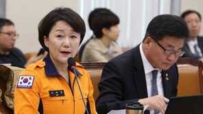 [청계천 옆 사진관] ‘소방관 이재정’ 명찰 달고 현안 질의하는 의원