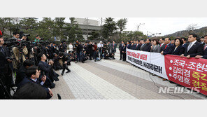 한국당, 靑 앞서 긴급의총…“文대통령, 사과하고 조국 경질하라”