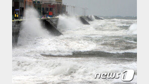 제주에 초속 24.8m 태풍급 바람…공항 윈드시어·강풍특보