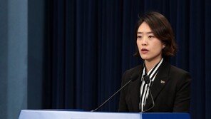 ‘文대통령 음주·보톡스’ 가짜뉴스에 靑 “모든 조치로 강력 대응”