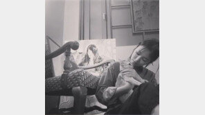 ‘차기작 검토’ 송혜교 근황 공개…고양이 뽀뽀